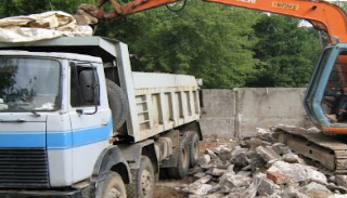 Вывоз строительного мусора с участка в Тихвине недорого от 1569 руб. | ГОСТСТРОЙ